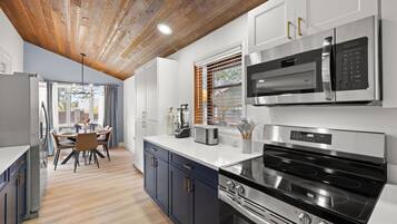 Een magnetron, een oven, een kookplaat, een vaatwasser