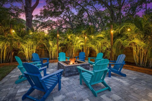 Spacious 5BR Retreat ~ Heated Pool ~ Near Beach & Dining ~ Bikes Included!