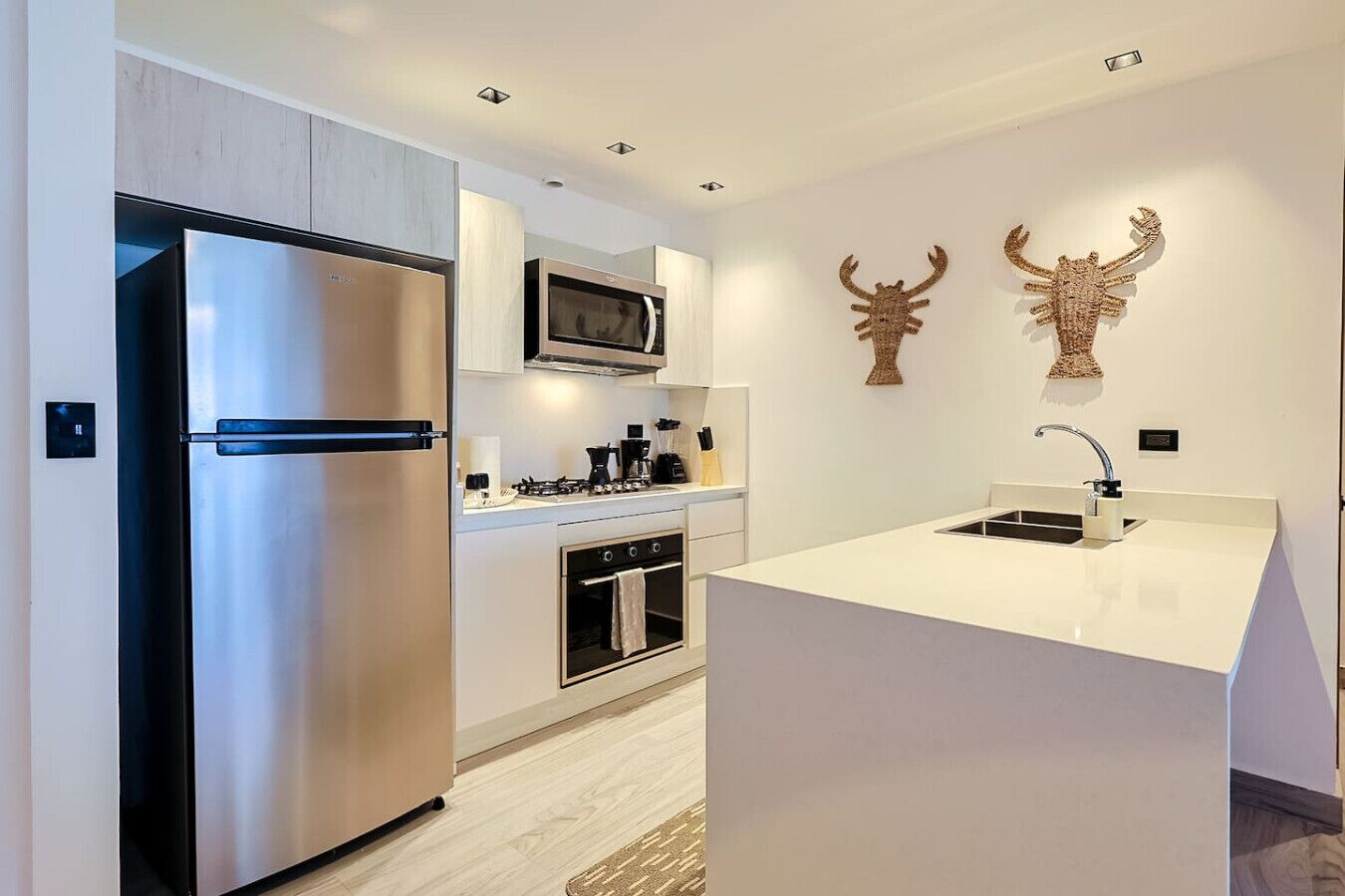 Geladeira, micro-ondas, fogão, cooktop