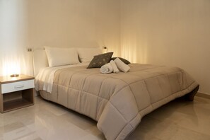 1 habitación y tabla de planchar con plancha 