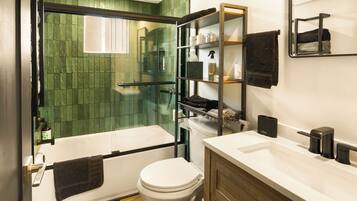 مستلزمات للعناية الشخصية صديقة للبيئة، مجففات شعر، مناشف، صابون