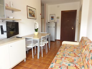 Apartment, 1 Bedroom, Balcony, City View | Living room