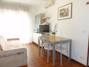 Appartement, 1 chambre, balcon, vue ville | Salle de séjour