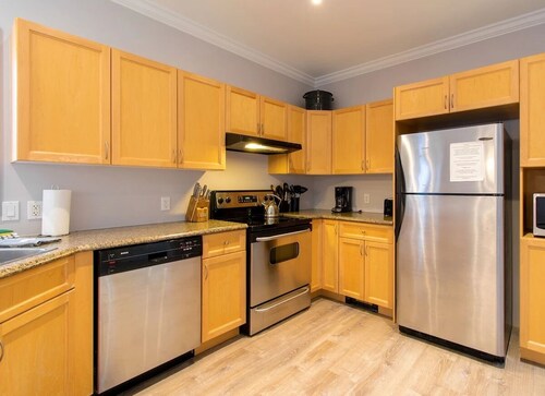 Lovely 3-BR townhome. Relaxing respite in great location. Open to Winter stays.