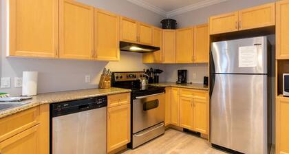 Lovely 3-BR townhome. Relaxing respite in great location. Open to Winter stays.