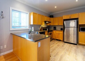 Kjøleskap, mikrobølgeovn, ovn og kokeplater