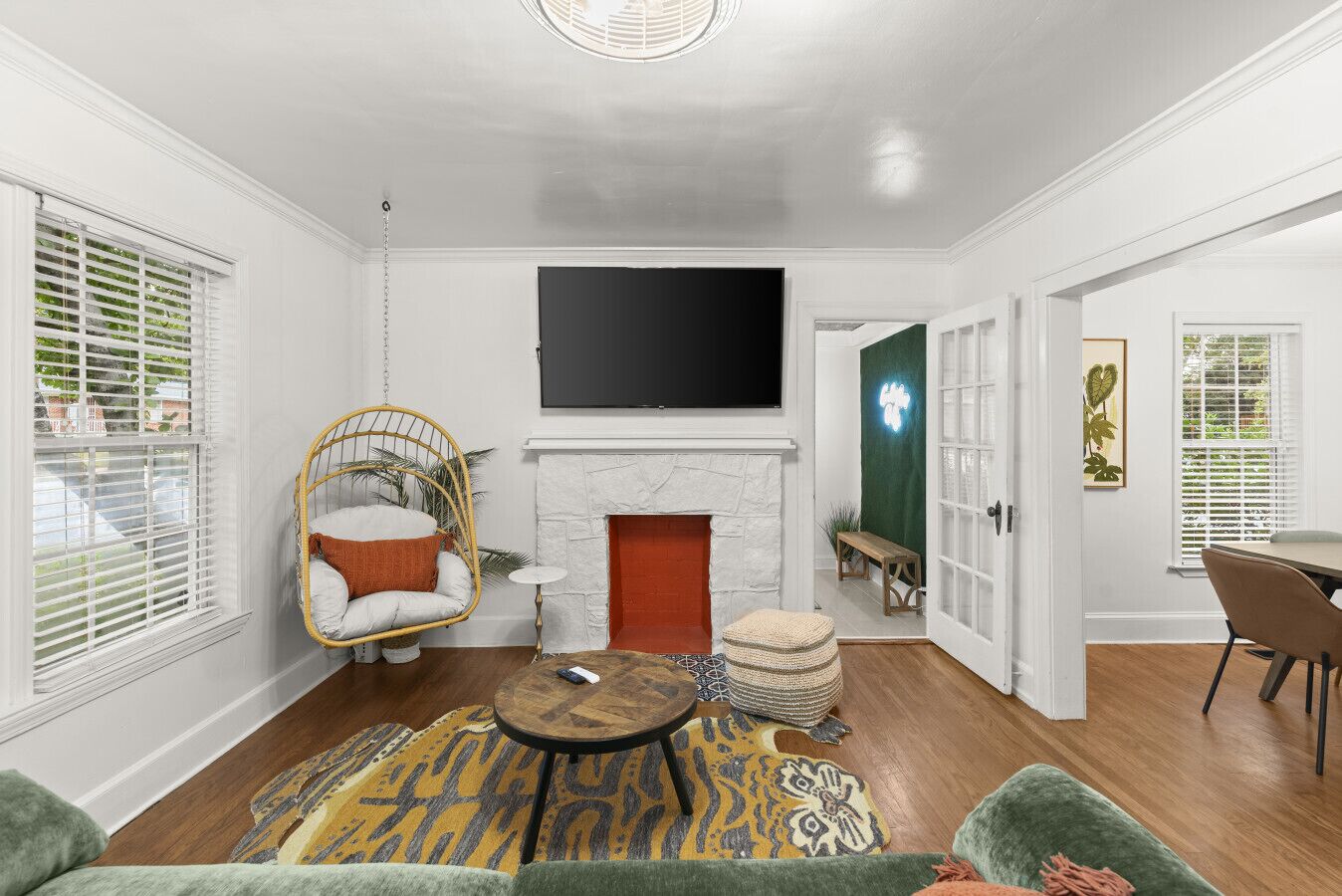 Een televisie en boeken