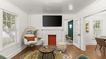 Een televisie en boeken