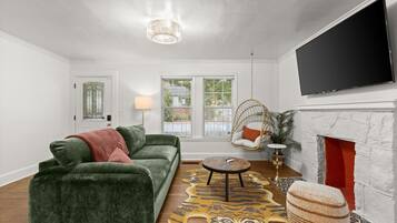 Een televisie en boeken