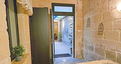 Maltese-Style APT - 5 mins from Valletta