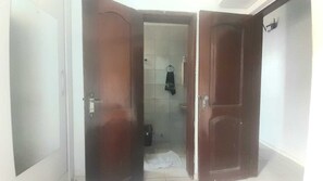 Toalhas de banho, sabonete, papel higiênico