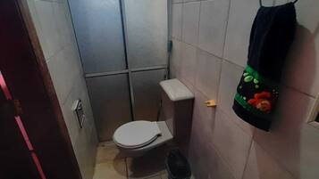 Toalhas de banho, sabonete, papel higiĂȘnico