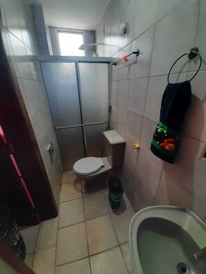 Toalhas de banho, sabonete, papel higiênico 