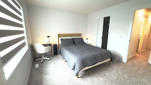 3 bedrooms, desk, free WiFi, bed sheets - 3BR New Family House in NE Edmonton, McChonachie area, up to 25% off (Edmonton)