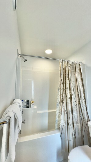 Hair dryer, bidet, towels, soap - 3BR New Family House in NE Edmonton, McChonachie area, up to 25% off (Edmonton)