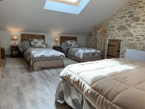 2 Schlafzimmer, Schreibtisch, Bügeleisen/Bügelbrett, Reisekinderbett