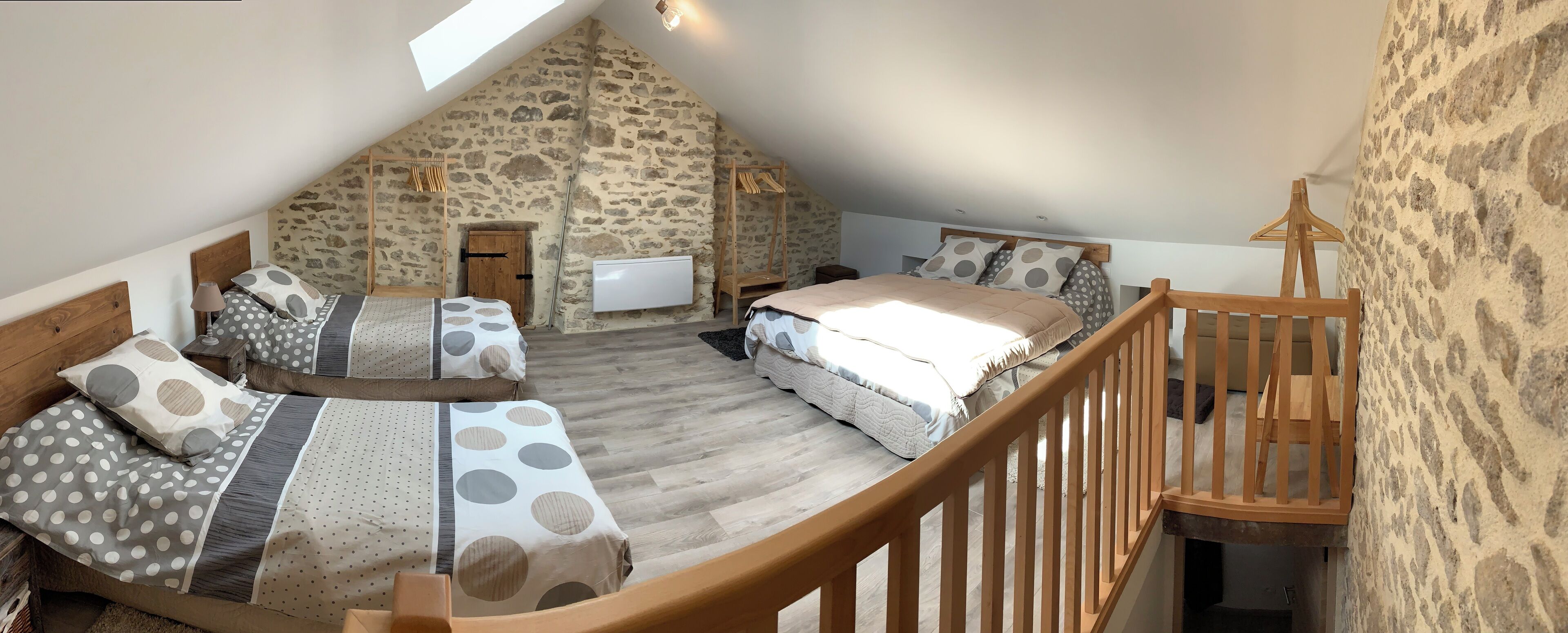 2 slaapkamers, een bureau, een strijkplank/strijkijzer, reisbedje