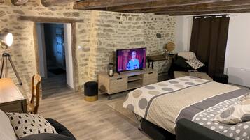 2 chambres, bureau, fer et planche Ă repasser, lit parapluie