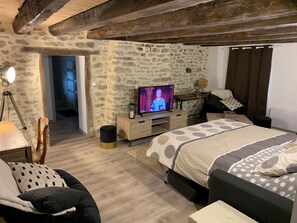 Desk, iron/ironing board, travel cot, WiFi