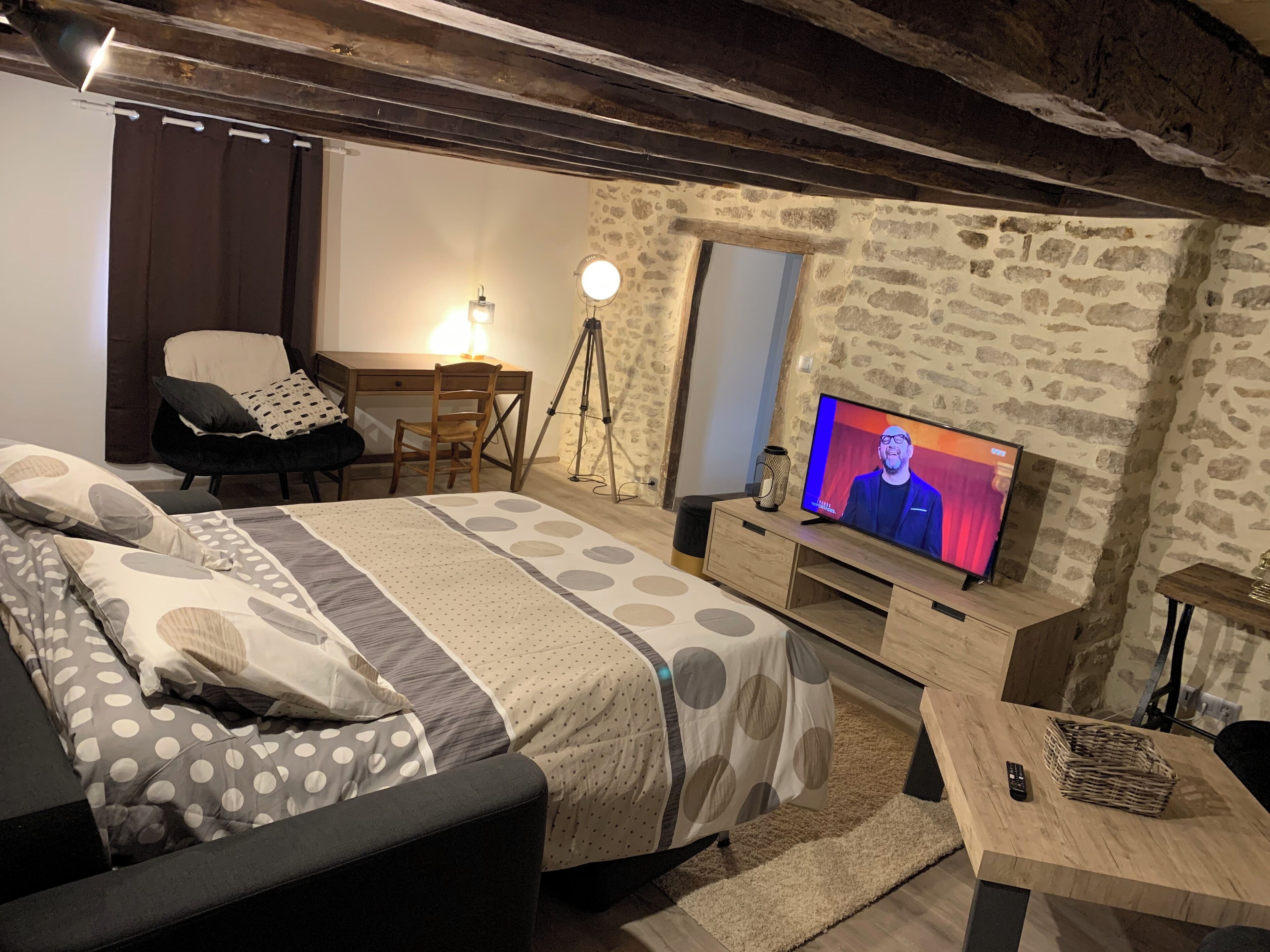 2 chambres, bureau, fer et planche à repasser, lit parapluie