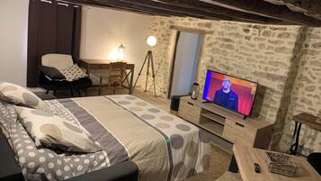 2 chambres, bureau, fer et planche Ă repasser, lit parapluie