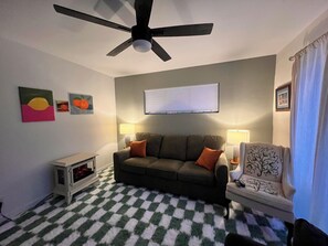 Living area - 1 bedroom with full bath separate entrance in shared home in Palm Springs (Palm Springs)