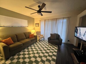 Living area - 1 bedroom with full bath separate entrance in shared home in Palm Springs (Palm Springs)