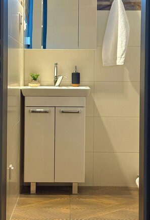 Deluxe-huoneisto, 1 suuri parisänky ja vuodesohva | Kylpyhuone | Tohvelit