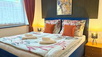 Deluxe Apartment, 1 King Bed with Sofa bed | Blackout curtains, iron/ironing board, free WiFi
