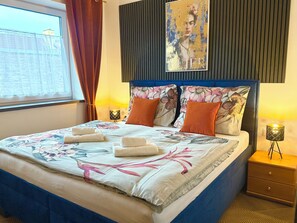 Deluxe-huoneisto, 1 suuri parisänky ja vuodesohva | Pimennysverhot, äänieristys, silitysrauta/-lauta, ilmainen Wi-Fi
