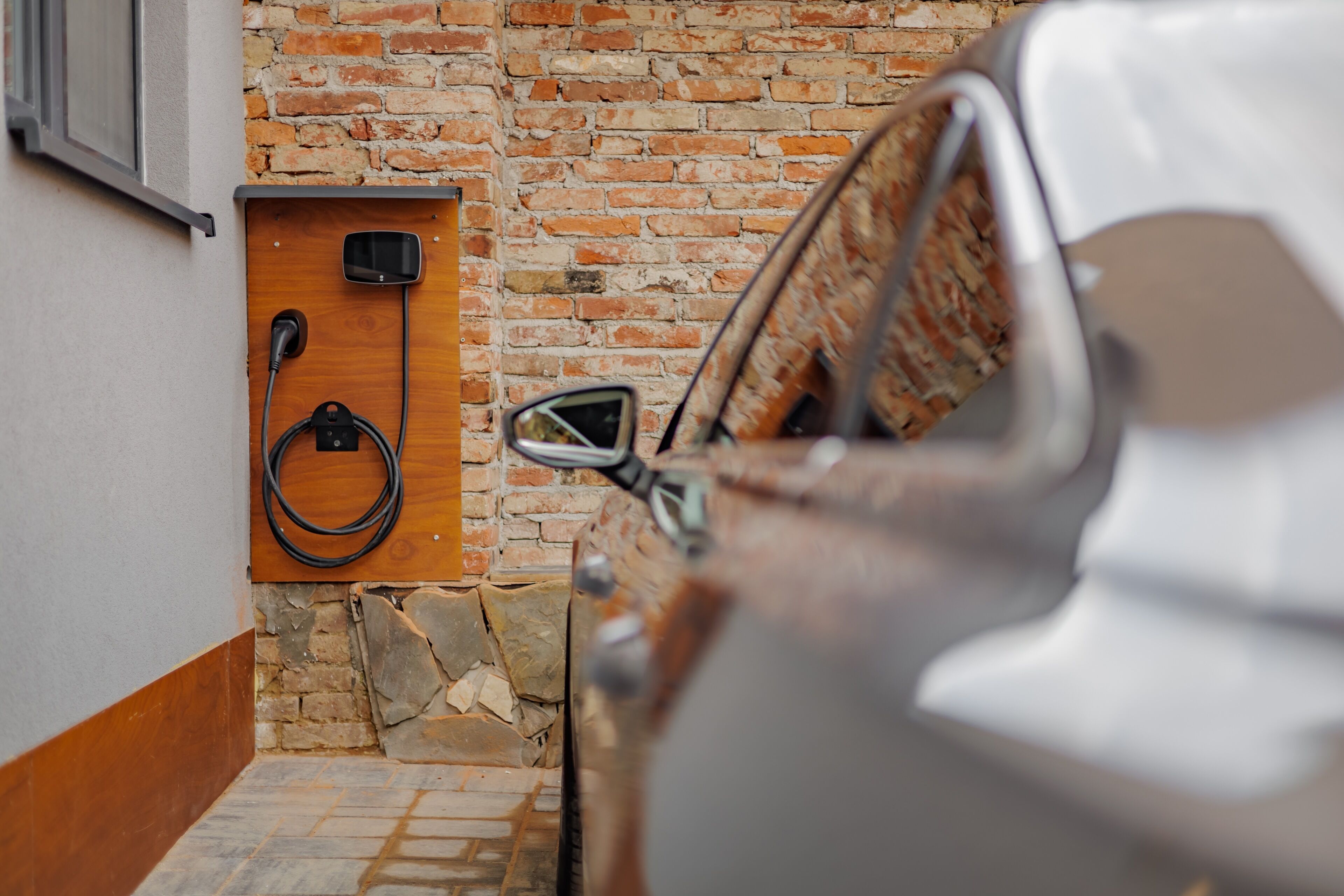 Electric vehicle charging station