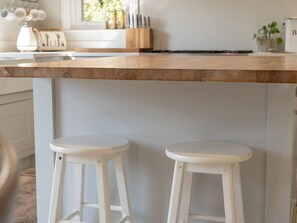 Jääkaappi, mikroaaltouuni, uuni, astianpesukone