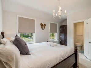 4 makuuhuonetta, silitysrauta/-lauta, ilmainen Wi-Fi, vuodevaatteet