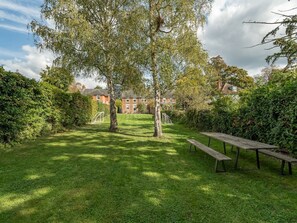 Outdoor dining - Stunning Modern Countryside Home | PassTheKeys® (Kings Langley)