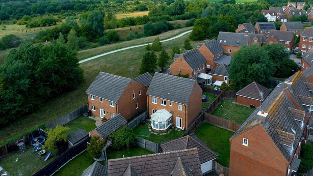 Zona residencial con casas de ladrillo y tejados a dos aguas.