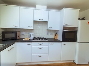 Fridge, microwave, oven, dishwasher - Pass the Keys | Spacious 4-Bedroom Home | Prime Hatfield Location (Hatfield)