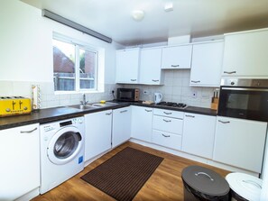 Fridge, microwave, oven, dishwasher - Pass the Keys | Spacious 4-Bedroom Home | Prime Hatfield Location (Hatfield)