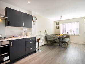 ثلاجة، ميكروويف، فرن، غسالة أطباق