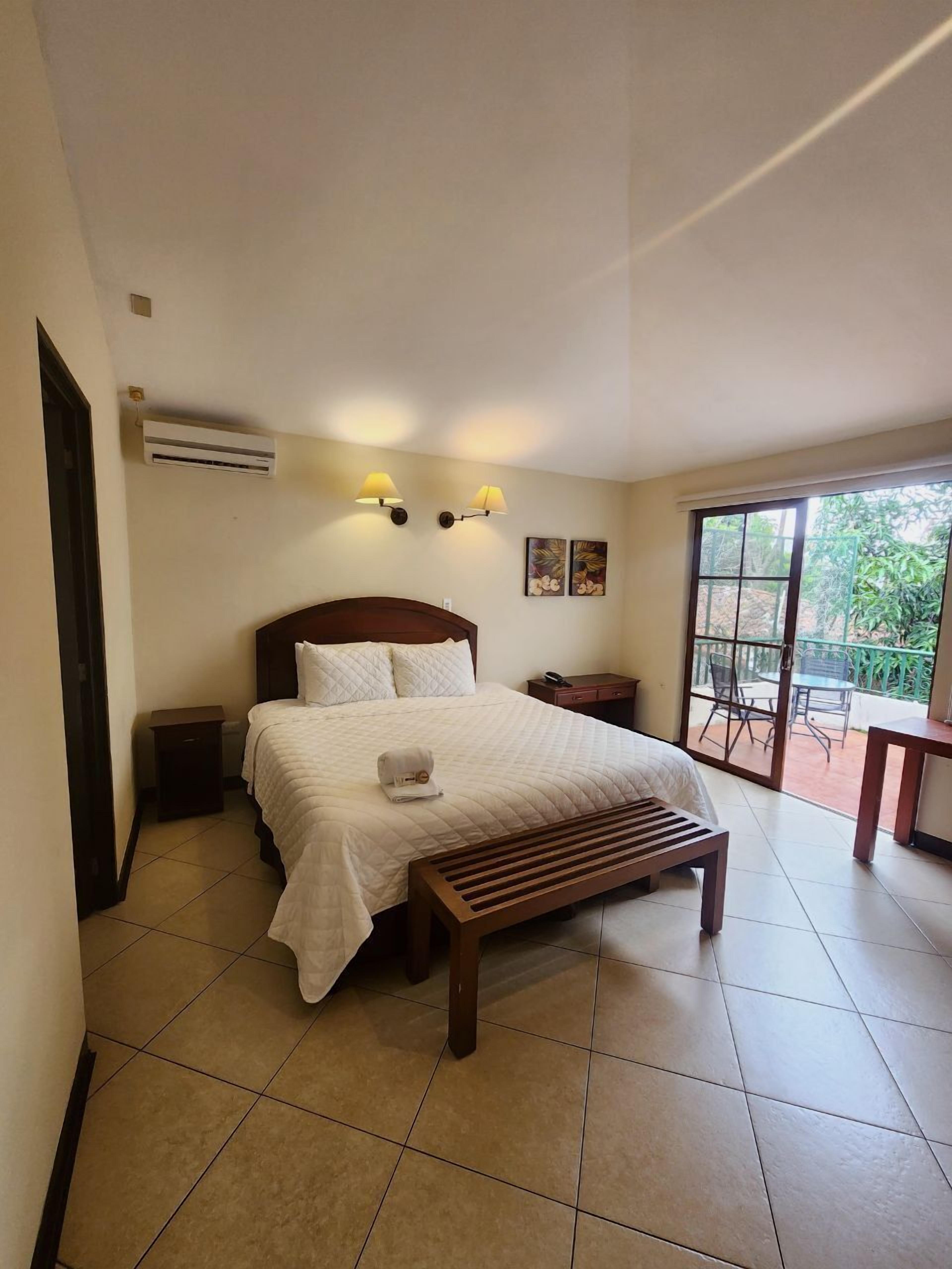 Habitación Preferencial | 客房内保险箱、办公桌、笔记本电脑工作区、遮光窗帘