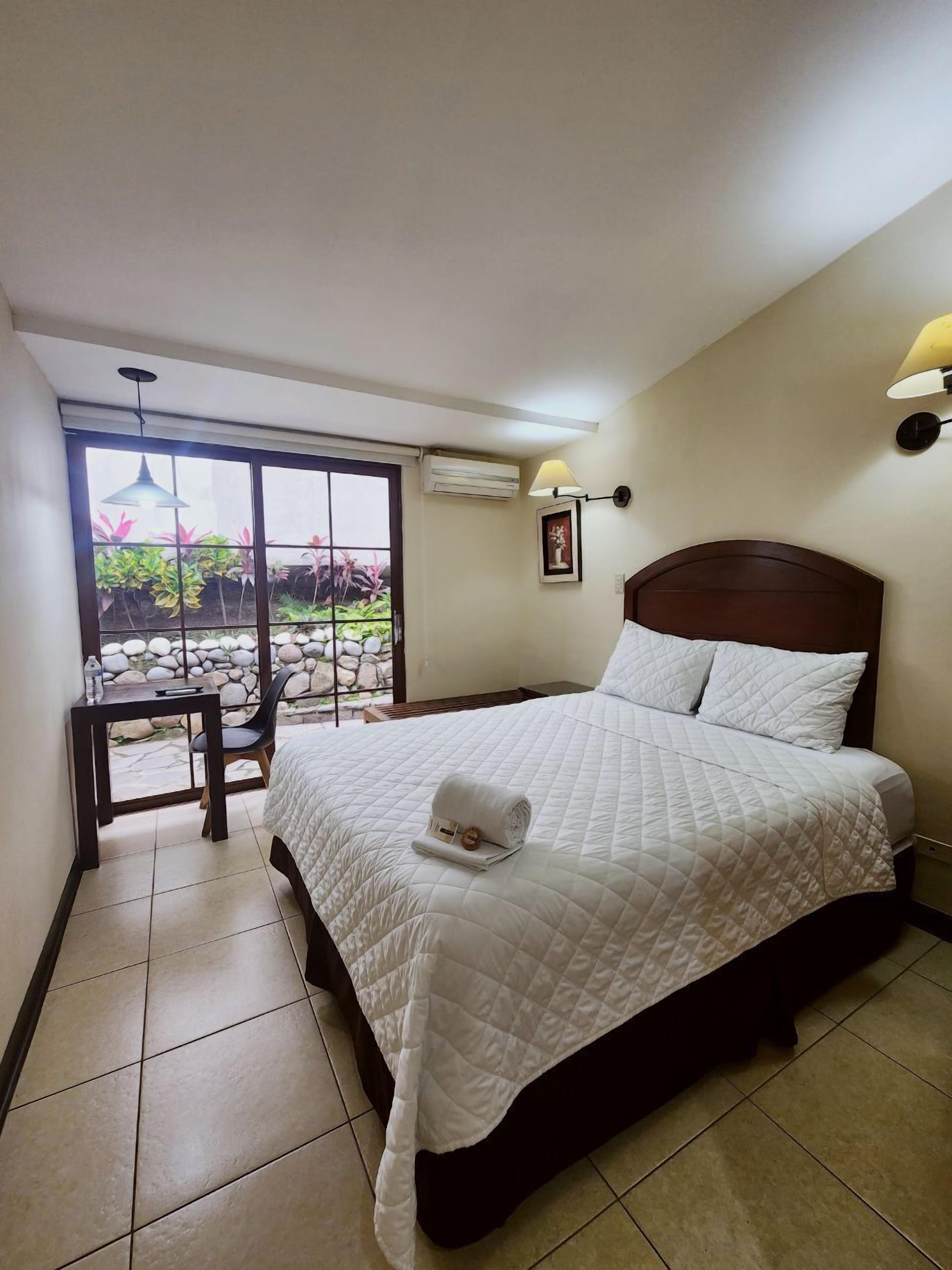 Caja de seguridad en la habitación y escritorio 