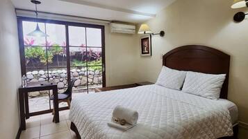 Standardzimmer | Zimmersafe, Schreibtisch, laptopgeeigneter Arbeitsplatz