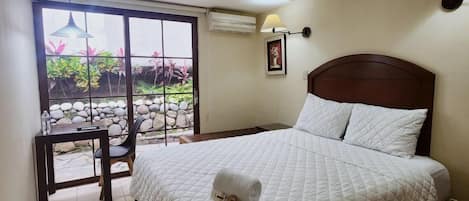 Caja de seguridad en la habitación y escritorio