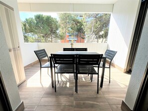 Apartemen, 2 kamar tidur, balkon, pemandangan kota | Teras/patio