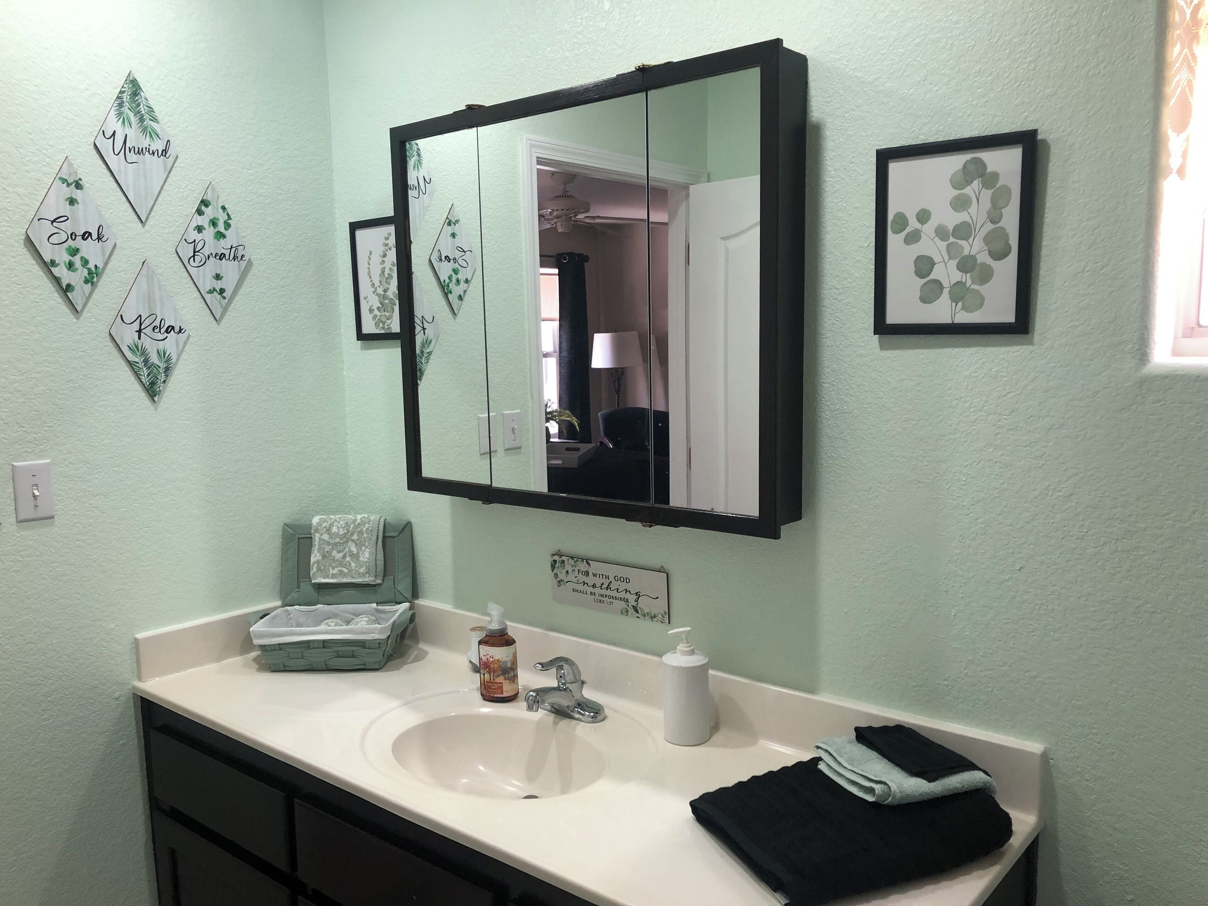 Secadora de cabello, toallas, jabón, shampoo 