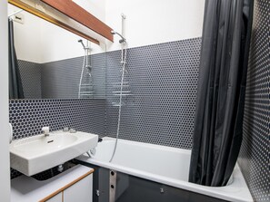 Apartment | Bathroom - Apartment in Allos With Balcony (Allos)