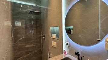 Een douche, een haardroger, handdoeken, toiletpapier