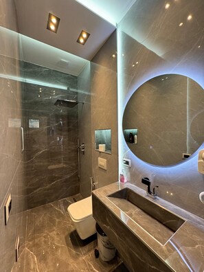 Douche, sèche-cheveux, serviettes fournies, papier toilette