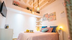 1 slaapkamer, een strijkplank/strijkijzer, internet, beddengoed