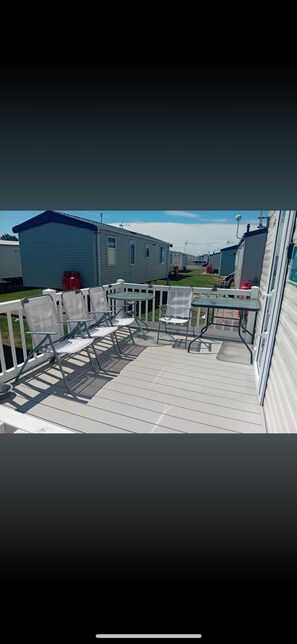 Property grounds - 3 bedroom caravan with decking ,nestled in Seawick Holiday Park (Saint Osyth)