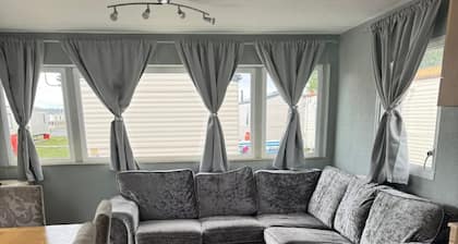 3 bedroom caravan with decking ,nestled in Seawick Holiday Park